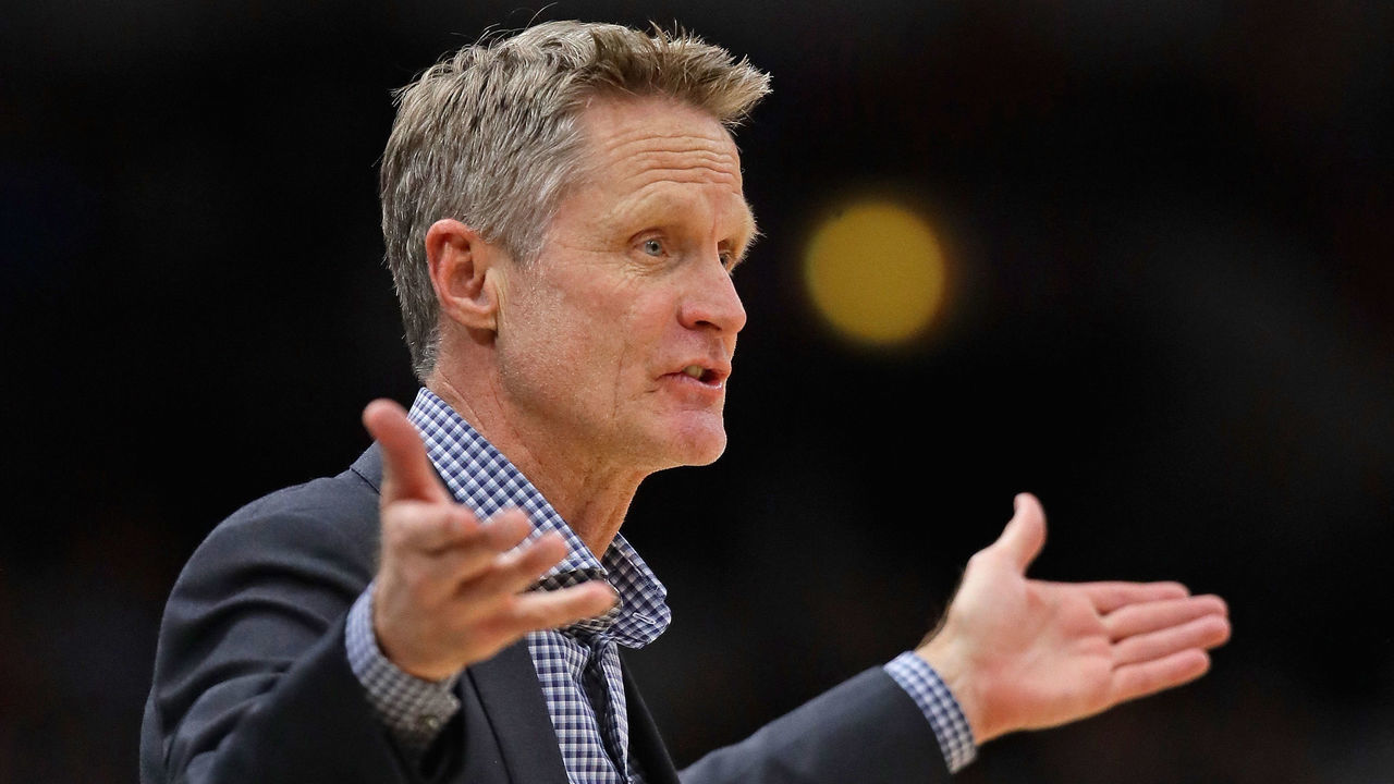CHICAGO, IL - JANUARY 17: Head coach Steve Kerr of the Golden State Warriors complains to a referee during a game against the Chicago Bulls at the United Center on January 17, 2018 in Chicago, Illinois. The Warriors defeated the Bulls 119-112.