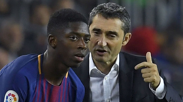 Barcelona's coach Ernesto Valverde (R) talks to Barcelona's French forward Ousmane Dembele during the Spanish Liga football match Barcelona vs Espanyol at the Camp Nou stadium in Barcelona on September 9, 2017. / AFP PHOTO / LLUIS GENE