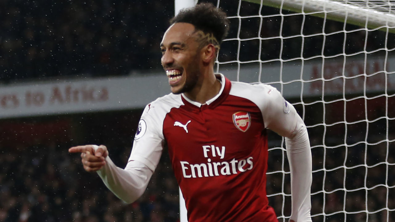 Arsenal's Gabonese striker Pierre-Emerick Aubameyang celebrates scoring the team's fourth goal during the English Premier League football match between Arsenal and Everton at the Emirates Stadium in London on February 3, 2018. / AFP PHOTO / IKIMAGES / Ian KINGTON / RESTRICTED TO EDITORIAL USE. No use with unauthorized audio, video, data, fixture lists, club/league logos or 'live' services. Online in-match use limited to 45 images, no video emulation. No use in betting, games or single club/league/player publications. /