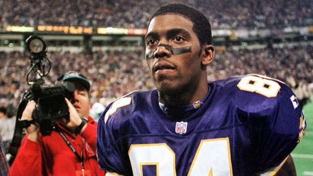 MINNEAPOLIS, UNITED STATES: Wide receiver Randy Moss of the Minnesota Vikings walks off the field after losing the NFC Championship game against the Atlanta Falcons in overtime 17 January at the Hubert H. Humphrey Metrodome in Minneapolis, MN. The Falcons won the game 30-27. AFP PHOTO/John ZICH