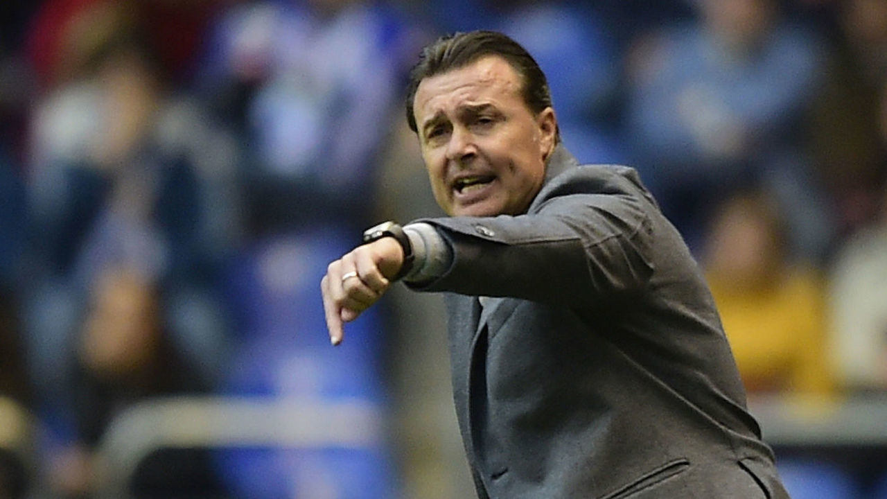Deportivo La Coruna's coach Cristobal Parralo reacts during the Spanish league football match Deportivo Coruna vs Atletico Madrid at the Riazor stadium in La Coruna on November 4, 2017. / AFP PHOTO / MIGUEL RIOPA