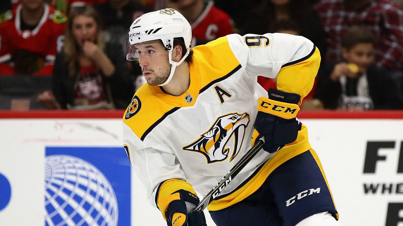 CHICAGO, IL - OCTOBER 14: Filip Forsberg #9 of the Nashville Predators controls the puck against the Chicago Blackhawks at the United Center on October 14, 2017 in Chicago, Illinois. The Blackhawks defeated the Predators 2-1 in overtime.