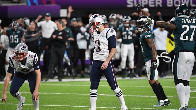 Stephen Gostkowski (C) of the New Enlgand Patriots walks off the filed following an unsuccessful field goal attempt against the Philadelphia Eagles during Super Bowl LII at US Bank Stadium in Minneapolis, Minnesota, on February 4, 2018. / AFP PHOTO / TIMOTHY A. CLARY