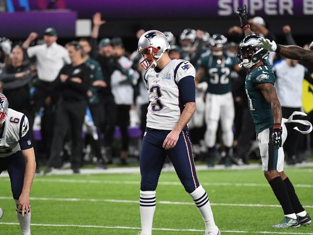 Stephen Gostkowski (C) of the New Enlgand Patriots walks off the filed following an unsuccessful field goal attempt against the Philadelphia Eagles during Super Bowl LII at US Bank Stadium in Minneapolis, Minnesota, on February 4, 2018. / AFP PHOTO / TIMOTHY A. CLARY