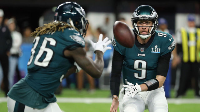 MINNEAPOLIS, MN - FEBRUARY 04: Nick Foles #9 of the Philadelphia Eagles makes the hand offsides to Jay Ajayi #36 of the Philadelphia Eagles in the second quarter of Super Bowl LII against the New England Patriots at U.S. Bank Stadium on February 4, 2018 in Minneapolis, Minnesota.
