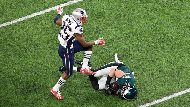 MINNEAPOLIS, MN - FEBRUARY 04: Zach Ertz #86 of the Philadelphia Eagles goes to the ground with the ball against Eric Rowe #25 of the New England Patriots during the second half in Super Bowl LII at U.S. Bank Stadium on February 4, 2018 in Minneapolis, Minnesota.