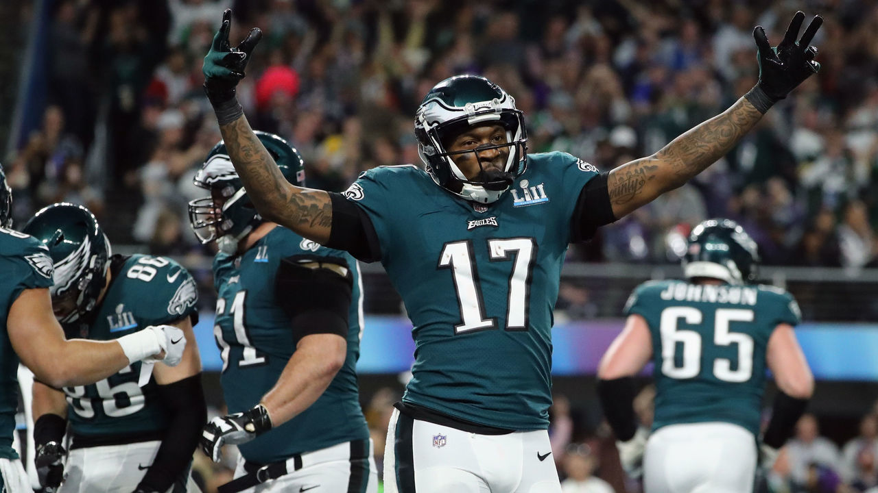 MINNEAPOLIS, MN - FEBRUARY 04: Alshon Jeffery #17 of the Philadelphia Eagles celebrates the 11-yard touchdown catch of teammate Zach Ertz #86 during the fourth quarter against the New England Patriotsin Super Bowl LII at U.S. Bank Stadium on February 4, 2018 in Minneapolis, Minnesota.