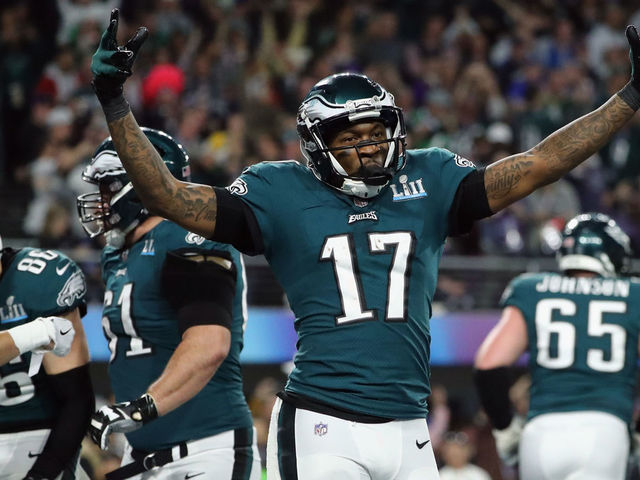 MINNEAPOLIS, MN - FEBRUARY 04: Alshon Jeffery #17 of the Philadelphia Eagles celebrates the 11-yard touchdown catch of teammate Zach Ertz #86 during the fourth quarter against the New England Patriotsin Super Bowl LII at U.S. Bank Stadium on February 4, 2018 in Minneapolis, Minnesota.