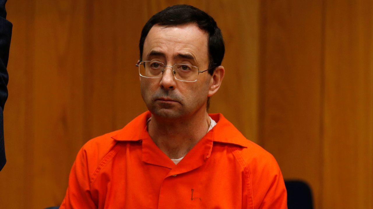 Former Michigan State University and USA Gymnastics doctor Larry Nassar listens during the sentencing phase in Eaton, County Circuit Court on January 31, 2018 in Charlotte, Michigan. Last week Nassar was sentenced in Ingham County to 40 years to 175 years in prison. The number of identified sexual abuse victims of former USA Gymnastics doctor Larry Nassar has grown to 265, a Michigan judge announced Wednesday as a final sentencing hearing commenced. Prosecutors said at least 65 victims were to confront Nassar in court, in the last of three sentencing hearings for the disgraced doctor who molested young girls and women for two decades in the guise of medical treatment. / AFP PHOTO / JEFF KOWALSKY