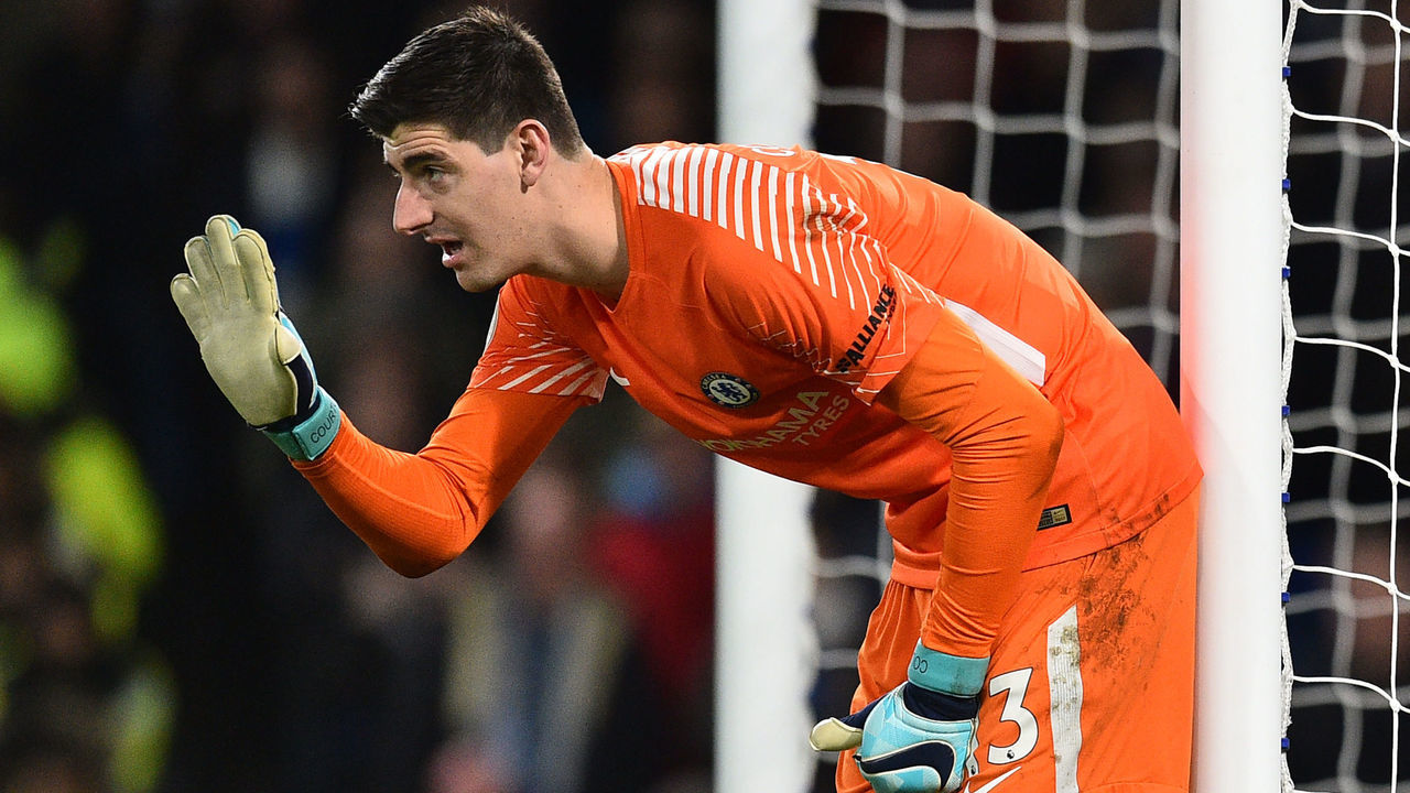 Chelsea's Belgian goalkeeper Thibaut Courtois lines up his defence during the English Premier League football match between Chelsea and Brighton and Hove Albion at Stamford Bridge in London on December 26, 2017. / AFP PHOTO / Glyn KIRK /
