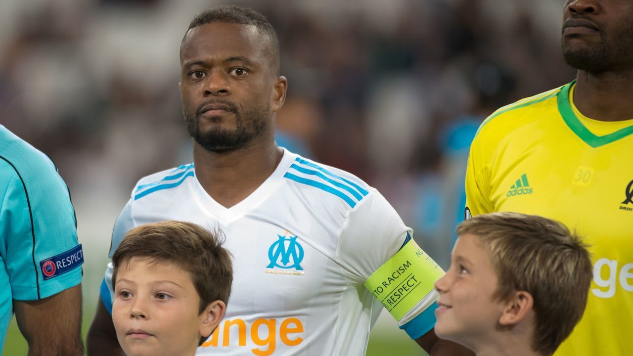 Olympique de Marseille's French defender Patrice Evra (L) looks on next to Olympique de Marseille's French goalkeeper Steve Mandanda prior to the UEFA Europa League Group I football match Marseille vs Vitoria Guimaraes on October 19, 2017 at the Velodrome stadium in Marseille, southeastern France. / AFP PHOTO / BERTRAND LANGLOIS