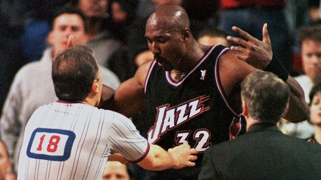 SEATTLE, UNITED STATES: Karl Malone (C) of the Utah Jazz argues with referee Mark Wunderlich (L) as Utah assistant coach Phil Johnson(R) approaches during game 4 of the first round of the Western Conference Playoffs, against the Seattle SuperSonics 03 May 2000 in Seattle. Seattle won the game 104-93, to even the series 2-2. AFP PHOTO DAN LEVINE
