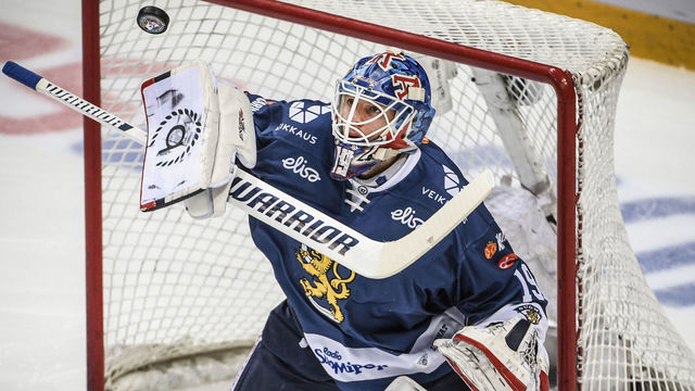 Finland's goaltender Mikko Koskinen blocks a shot during the Channel One Cup of the Euro Hockey Tour ice hockey match between Russia and Finland in Moscow on December 17, 2017. / AFP PHOTO / Alexander NEMENOV