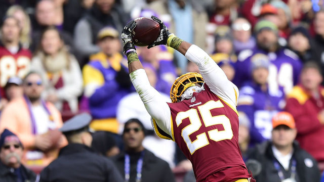 LANDOVER, MD - NOVEMBER 12: Running back Chris Thompson #25 of the Washington Redskins makes a catch during the second quarter against the Minnesota Vikings at FedExField on November 12, 2017 in Landover, Maryland.