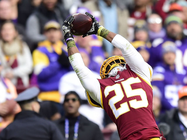 LANDOVER, MD - NOVEMBER 12: Running back Chris Thompson #25 of the Washington Redskins makes a catch during the second quarter against the Minnesota Vikings at FedExField on November 12, 2017 in Landover, Maryland.