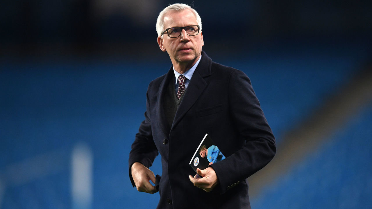 MANCHESTER, ENGLAND - JANUARY 31: Alan Pardew, Manager of West Bromwich Albion looks on prior to the Premier League match between Manchester City and West Bromwich Albion at Etihad Stadium on January 31, 2018 in Manchester, England.