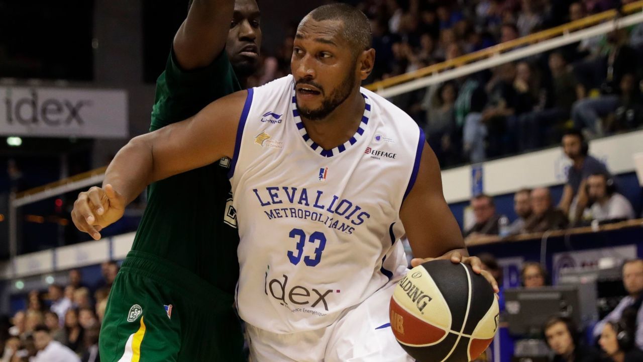 Levallois Metropolitans' Boris Diaw holds the ball during the Pro A basketball match Levallois vs Limoges, on October 7, 2017 at the Marcel-Cerdan stadium in Levallois-Perret. / AFP PHOTO / THOMAS SAMSON