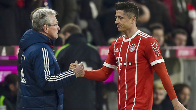 Bayern Munich's German head coach Jupp Heynckes shakes hands with Polish striker Robert Lewandowski as he leaves the pitch during the German first division Bundesliga football match Bayern Munich vs Werder Bremen in Munich, southern Germany, on January 21, 2018. Bayern won 4-2. / AFP PHOTO / Guenter SCHIFFMANN / RESTRICTIONS: DURING MATCH TIME: DFL RULES TO LIMIT THE ONLINE USAGE TO 15 PICTURES PER MATCH AND FORBID IMAGE SEQUENCES TO SIMULATE VIDEO. == RESTRICTED TO EDITORIAL USE == FOR FURTHER QUERIES PLEASE CONTACT DFL DIRECTLY AT + 49 69 650050
