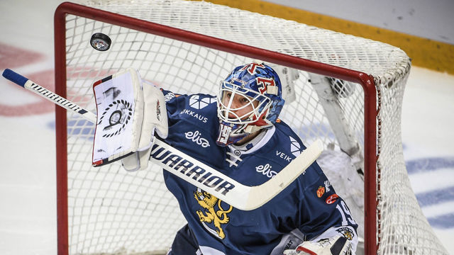 Finland's goaltender Mikko Koskinen blocks a shot during the Channel One Cup of the Euro Hockey Tour ice hockey match between Russia and Finland in Moscow on December 17, 2017. / AFP PHOTO / Alexander NEMENOV