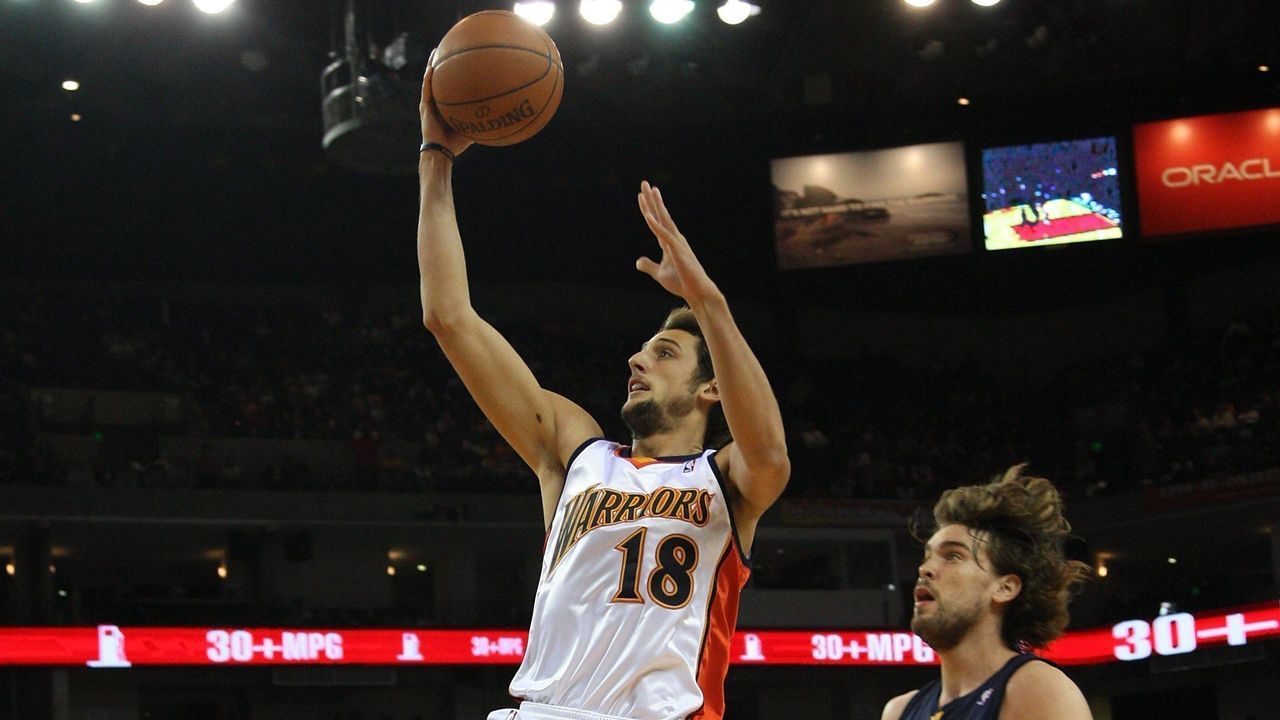 OAKLAND, CA - NOVEMBER 07: Marco Belinelli #18 of the Golden State Warriors takes the ball to the basket against the Memphis Grizzlies during the game on November 7, 2008 at Oracle Arena in Oakland, California. The Grizzlies won 109-104.