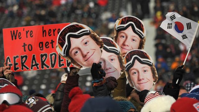 TOPSHOT - Supporters of US Redmond Gerard celebrate after the qualification for the men's snowboard slopestyle at the Phoenix Park during the Pyeongchang 2018 Winter Olympic Games on February 10, 2018 in Pyeongchang. / AFP PHOTO / LOIC VENANCE