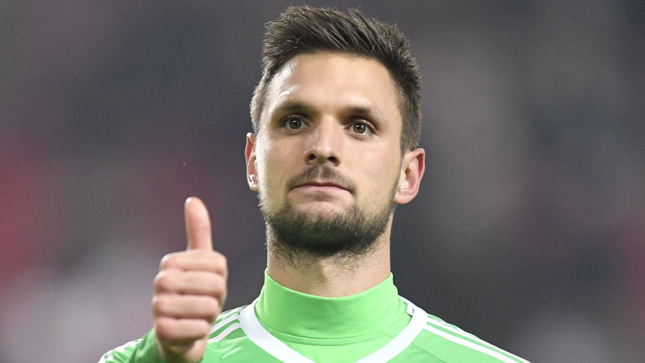 Munich's goalkeeper Sven Ulreich greets the fans after the German first division Bundesliga football match between VfB Stuttgart and Bayern Munich on December 16, 2017 in Stuttgart. / AFP PHOTO / THOMAS KIENZLE / RESTRICTIONS: DURING MATCH TIME: DFL RULES TO LIMIT THE ONLINE USAGE TO 15 PICTURES PER MATCH AND FORBID IMAGE SEQUENCES TO SIMULATE VIDEO. == RESTRICTED TO EDITORIAL USE == FOR FURTHER QUERIES PLEASE CONTACT DFL DIRECTLY AT + 49 69 650050