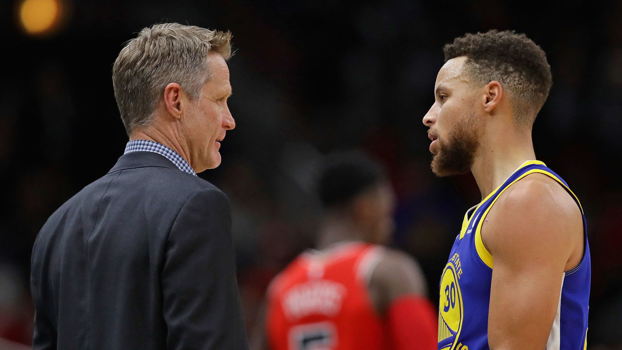 CHICAGO, IL - JANUARY 17: Head coach Steve Kerr of the Golden State Warriors talks with Stephen Curry #30 during agame against the Chicago Bulls at the United Center on January 17, 2018 in Chicago, Illinois. The Warriors defeated the Bulls 119-112.