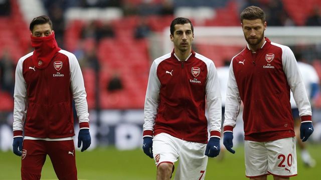 Arsenal's German midfielder Mesut Ozil (L), Arsenal's Armenian midfielder Henrikh Mkhitaryan (C) and Arsenal's German defender Shkodran Mustafi (R) warm up for the English Premier League football match between Tottenham Hotspur and Arsenal at Wembley Stadium in London, on February 10, 2018. / AFP PHOTO / IKIMAGES / Ian KINGTON / RESTRICTED TO EDITORIAL USE. No use with unauthorized audio, video, data, fixture lists, club/league logos or 'live' services. Online in-match use limited to 45 images, no video emulation. No use in betting, games or single club/league/player publications. /