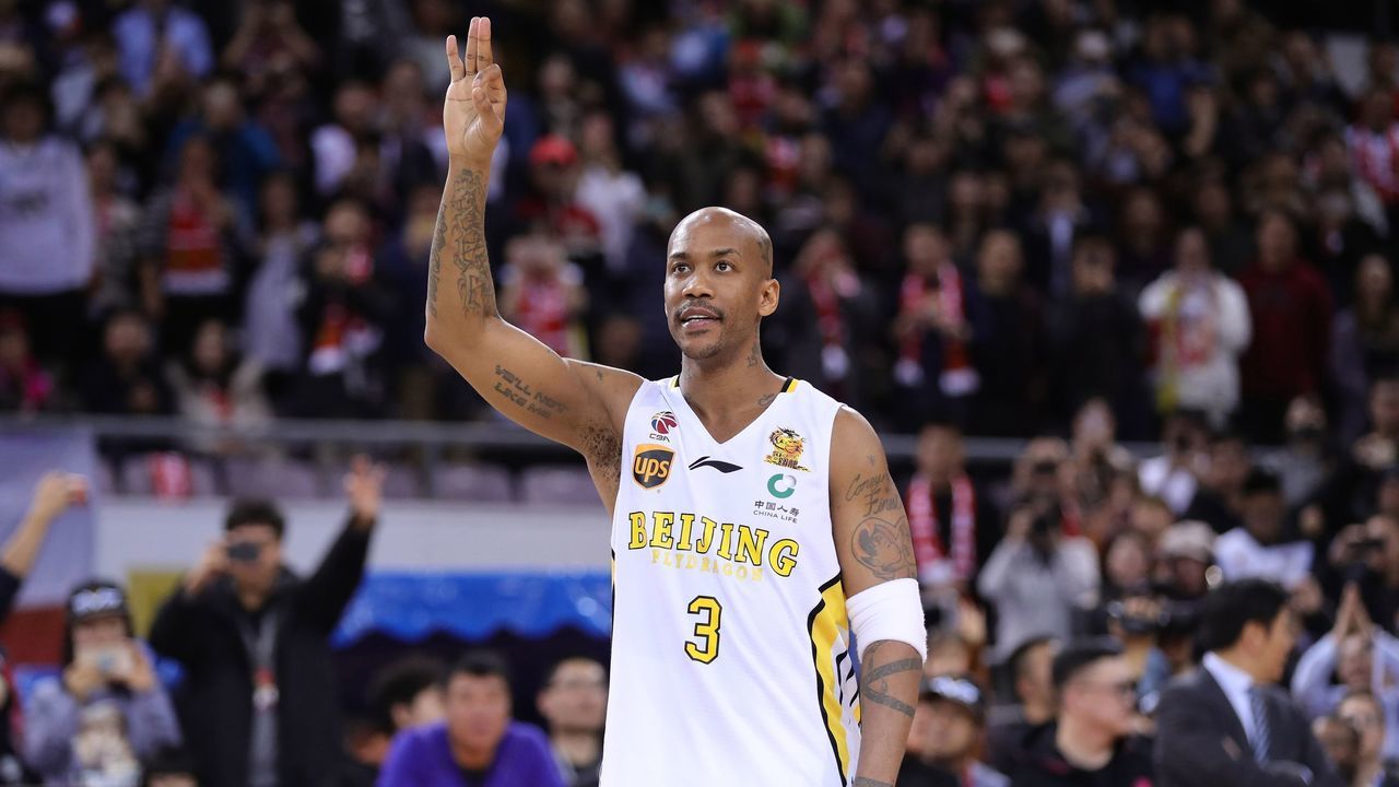 Former NBA player Stephon Marbury waves to the crowd after his final game for the Chinese Basketball Association's Beijing Fly Dragons in Beijing on February 11, 2018. Marbury retired from pro basketball on February 11, 2018 after a 22-year career. / AFP PHOTO / - / China OUT