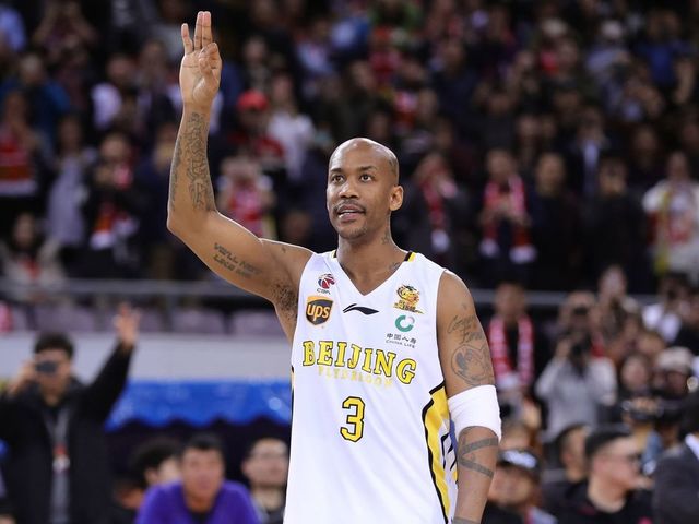 Former NBA player Stephon Marbury waves to the crowd after his final game for the Chinese Basketball Association's Beijing Fly Dragons in Beijing on February 11, 2018. Marbury retired from pro basketball on February 11, 2018 after a 22-year career. / AFP PHOTO / - / China OUT
