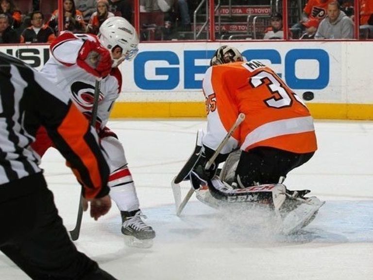 Tampa Bay Lightning - Stick taps to Vinny Lecavalier, who skated