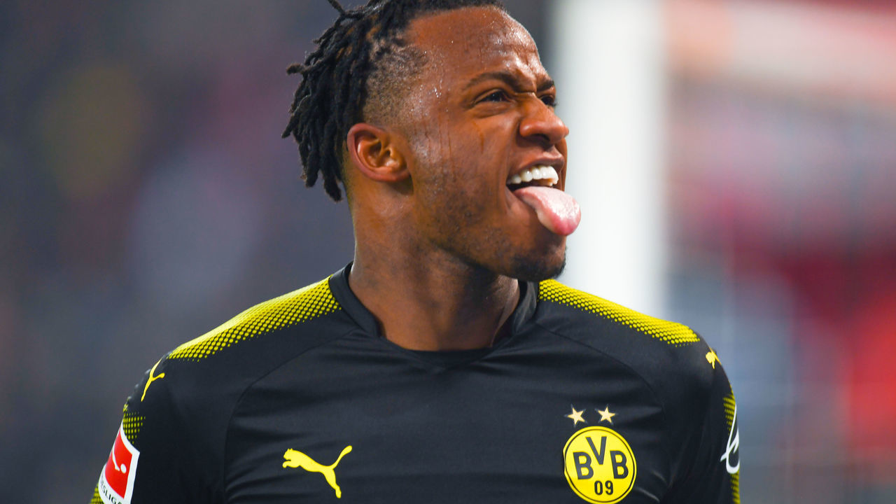 Dortmund's Michy Batshuayi celebrates after scoring during the German first division Bundesliga football match FC Cologne vs Borussia Dortmund in Cologne, western Germany, on February 2, 2018. / AFP PHOTO / Patrik STOLLARZ / RESTRICTIONS: DURING MATCH TIME: DFL RULES TO LIMIT THE ONLINE USAGE TO 15 PICTURES PER MATCH AND FORBID IMAGE SEQUENCES TO SIMULATE VIDEO. == RESTRICTED TO EDITORIAL USE == FOR FURTHER QUERIES PLEASE CONTACT DFL DIRECTLY AT + 49 69 650050