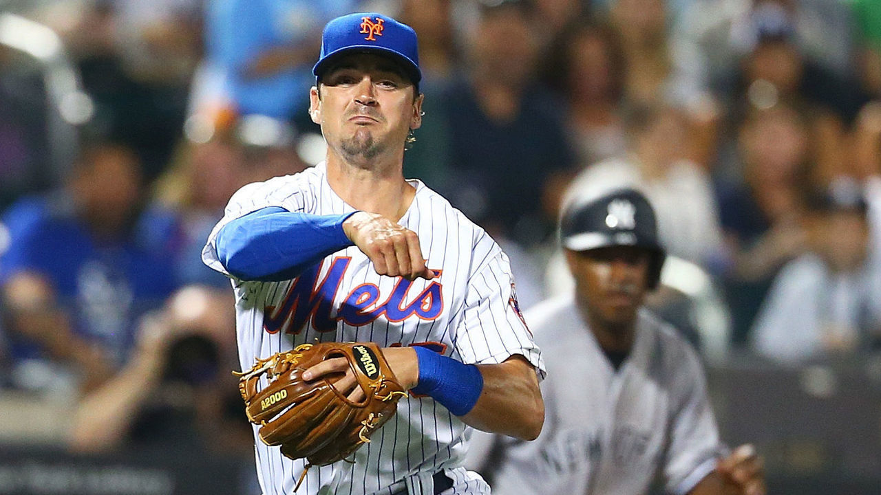 NEW YORK, NEW YORK - AUGUST 17: Matt Reynolds #15 of the New York Mets throws out Aaron Hicks of the New York Yankees in the fourth inning at Citi Field on August 17, 2017 in the Flushing neighborhood of the Queens borough of New York City.