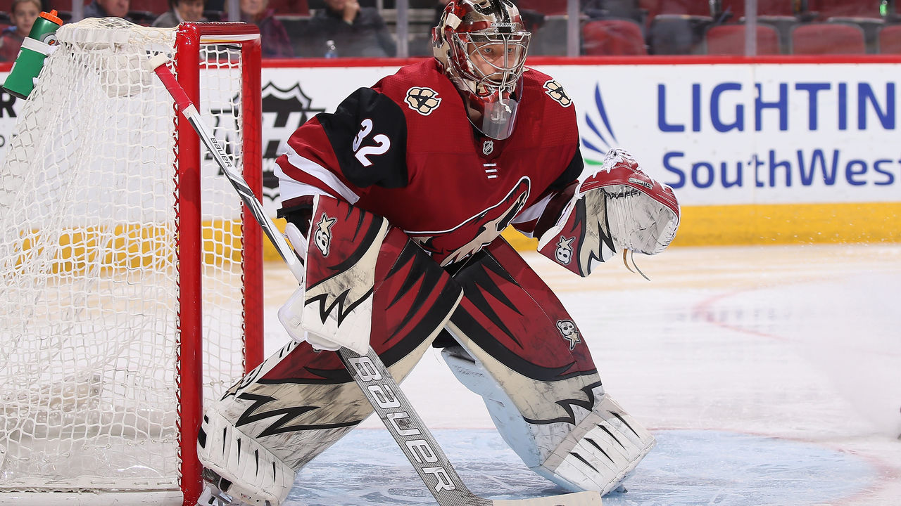 GLENDALE, AZ - JANUARY 22: Goaltender Antti Raanta #32 of the Arizona Coyotes in action during the NHL game against the New York Islanders at Gila River Arena on January 22, 2018 in Glendale, Arizona. The Coyotes defeated the Islanders 3-2 in overtime.