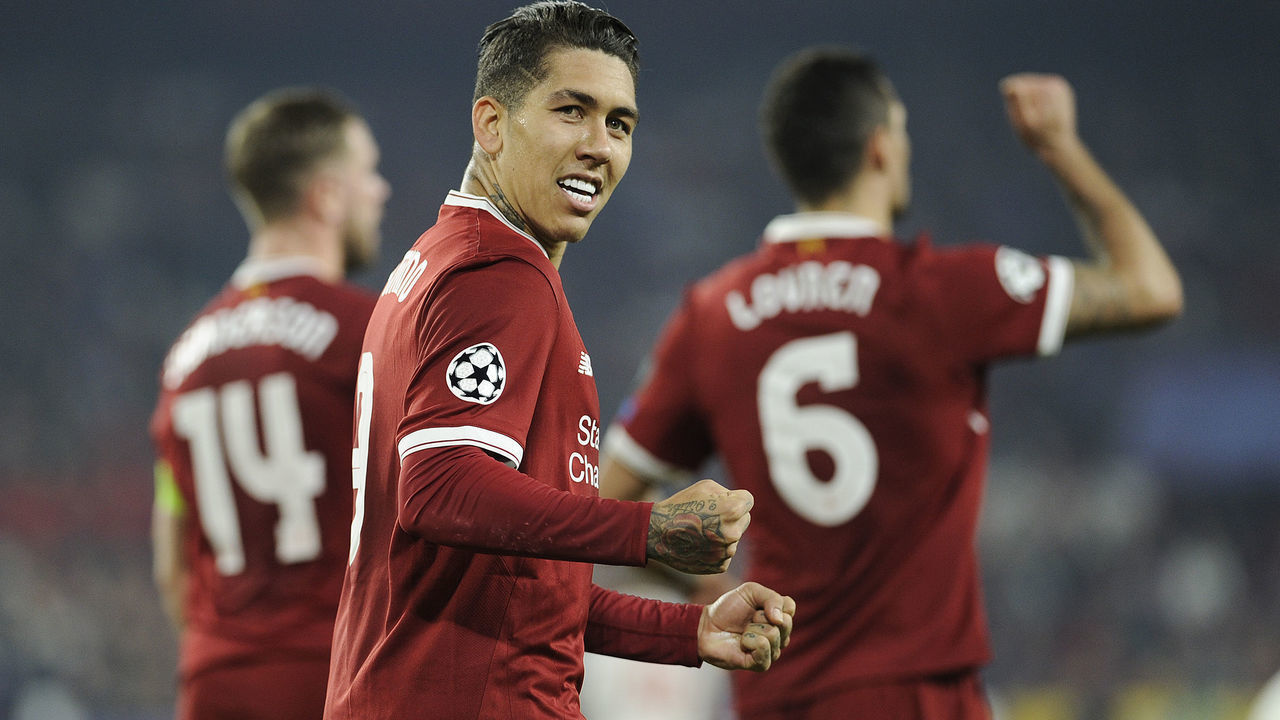 Liverpool's Brazilian midfielder Roberto Firmino celebrates after scoring a goal on November 21, 2017 at the Ramon Sanchez Pizjuan stadium in Sevilla during the UEFA Champions League group E football match between Sevilla FC and Liverpool FC. / AFP PHOTO / CRISTINA QUICLER
