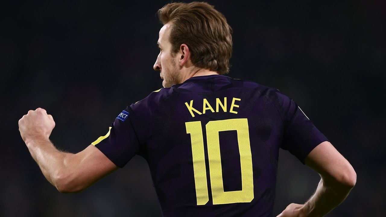 Tottenham Hotspur's English striker Harry Kane celebrates scoring his team's first goal during the UEFA Champions League round of sixteen first leg football match between Juventus and Tottenham Hotspur at The Allianz Stadium in Turin on February 13, 2018. / AFP PHOTO / Marco BERTORELLO