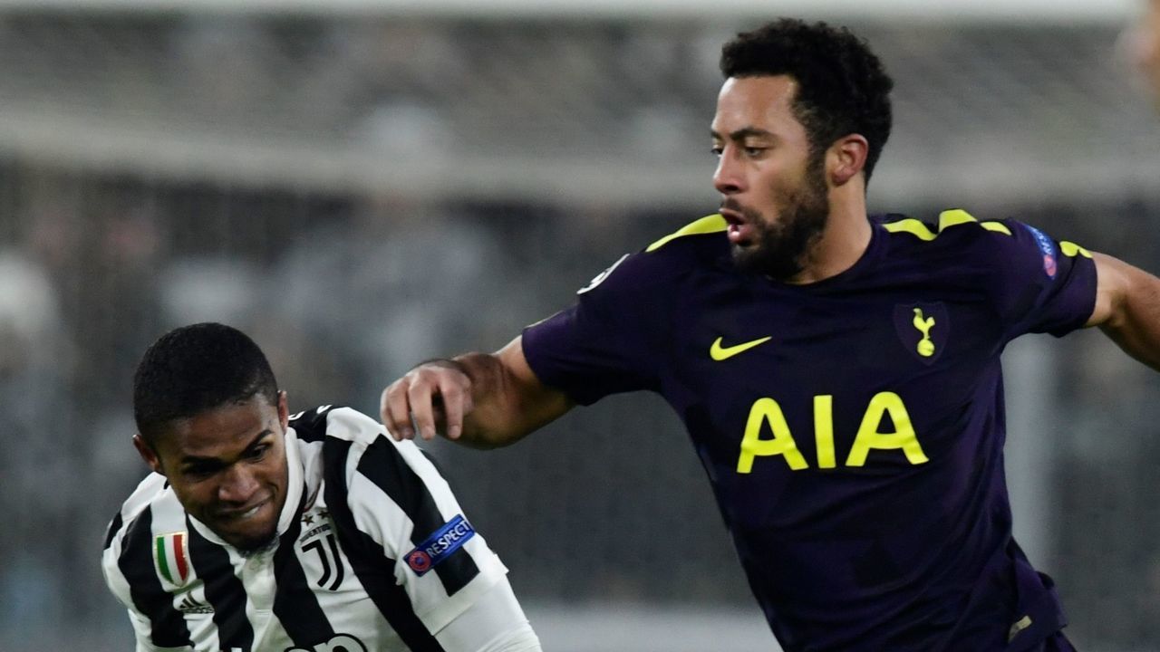 Tottenham Hotspur's Belgian midfielder Mousa Dembele runs with the ball during the UEFA Champions League round of sixteen first leg football match between Juventus and Tottenham Hotspur at The Allianz Stadium in Turin on February 13, 2018. / AFP PHOTO / Miguel MEDINA