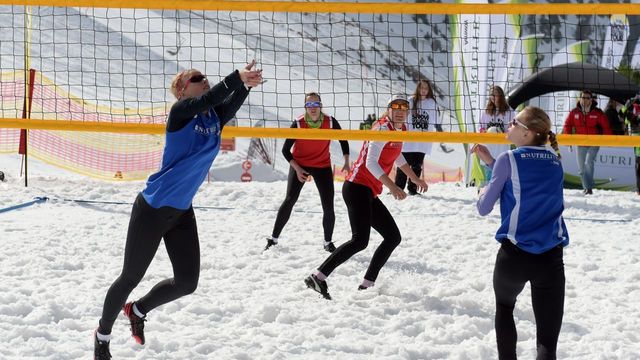TO GO WITH AFP STORY by SIM SIM WISSGOTT - Picture taken on April 6, 2014 shows snow volleyball players competing during a match of the Snow Volleyball Tour 2014 in St. Anton, Austria. on April 6, 2014. Beach shorts over thermal underwear, wool hats instead of bikinis and not a grain of sand in sight: a new sport has emerged in the Alps and it's called snow volleyball. AFP PHOTO / WILDBILD