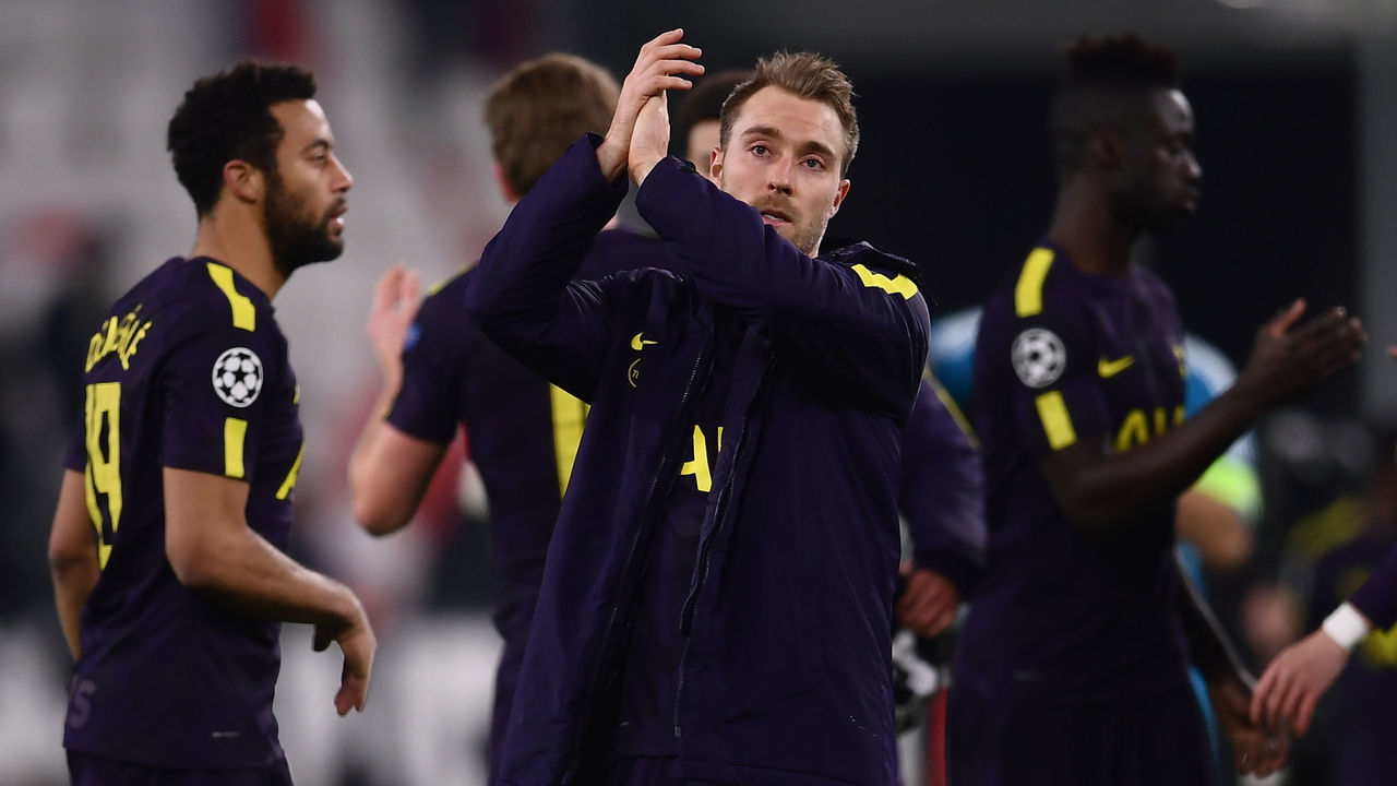 Tottenham Hotspur's Danish midfielder Christian Eriksen (C) applauds supporters after the UEFA Champions League round of sixteen first leg football match between Juventus and Tottenham Hotspur at The Allianz Stadium in Turin on February 13, 2018. / AFP PHOTO / Marco BERTORELLO