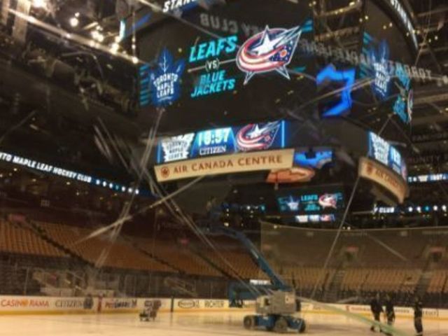 Calvert unloads Valentine's Day zinger when Leafs' scoreboard gets stuck