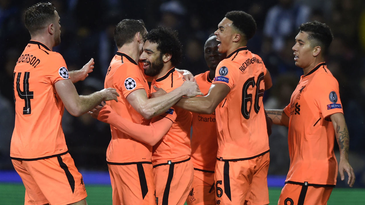 Liverpool's Egyptian midfielder Mohamed Salah (C) celebrates with teammates after scoring their second goal during the UEFA Champions League round of sixteen first leg football match between FC Porto and Liverpool at the Dragao stadium in Porto, Portugal on February 14, 2018. / AFP PHOTO / MIGUEL RIOPA