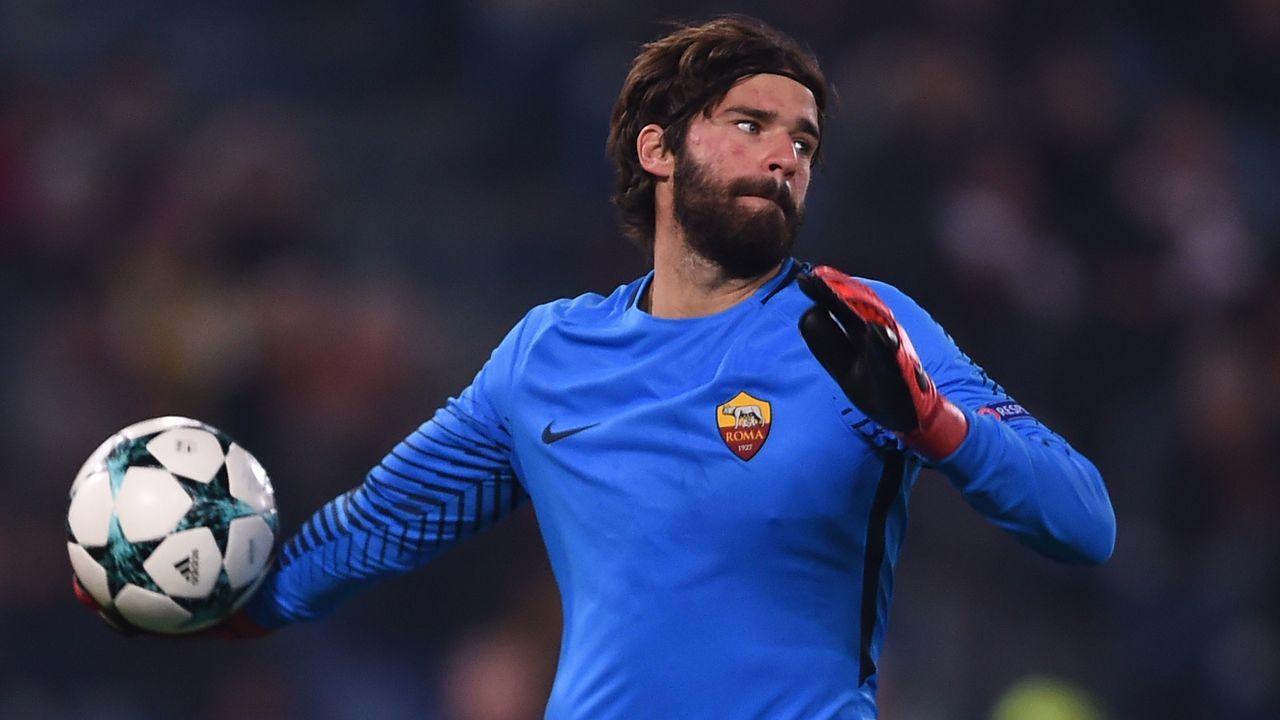 Roma's Brazilian goalkeeper Alisson throws the ball during the UEFA Champions League Group C football match AS Roma vs FK Qarabag on December 5, 2017 at the Olympic stadium in Rome. / AFP PHOTO / Filippo MONTEFORTE