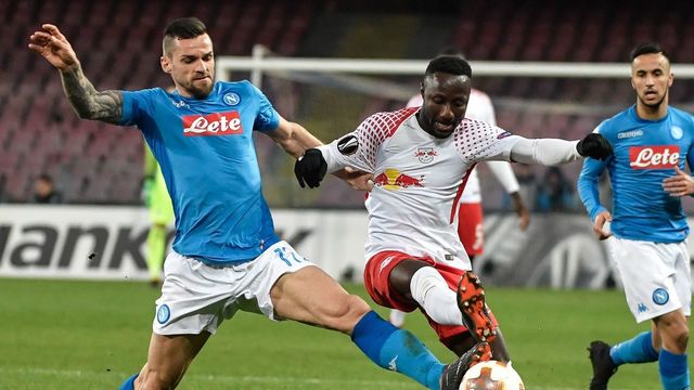 Napoli's Italian midfielder Christian Maggio (L) vies for the ball with Leipzig's Guinean midfielder Naby Keita during the UEFA Europa League football match between Napoli and Leipzig, on February 15, 2018 at San Paolo stadium in Naples. / AFP PHOTO / Andreas SOLARO