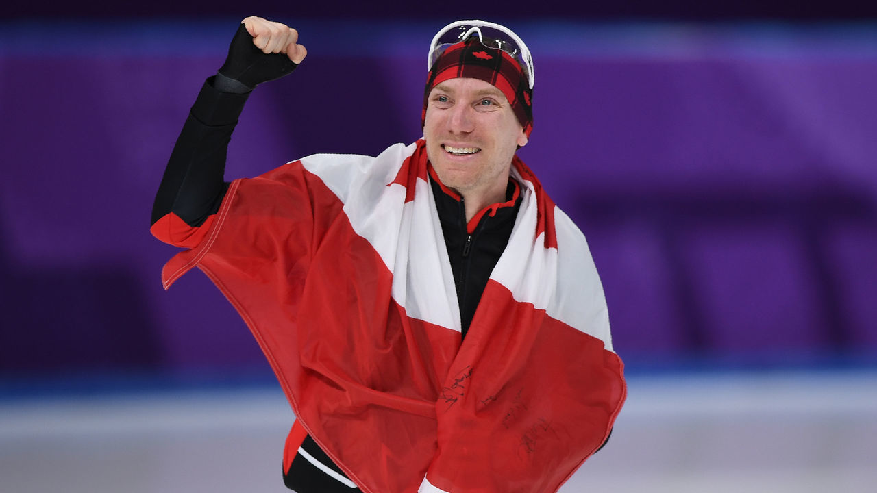 Canada's Ted-Jan Bloemen celebrates winning the men's 10,000m speed skating event during the Pyeongchang 2018 Winter Olympic Games at the Gangneung Oval in Gangneung on February 15, 2018. / AFP PHOTO / JUNG Yeon-Je