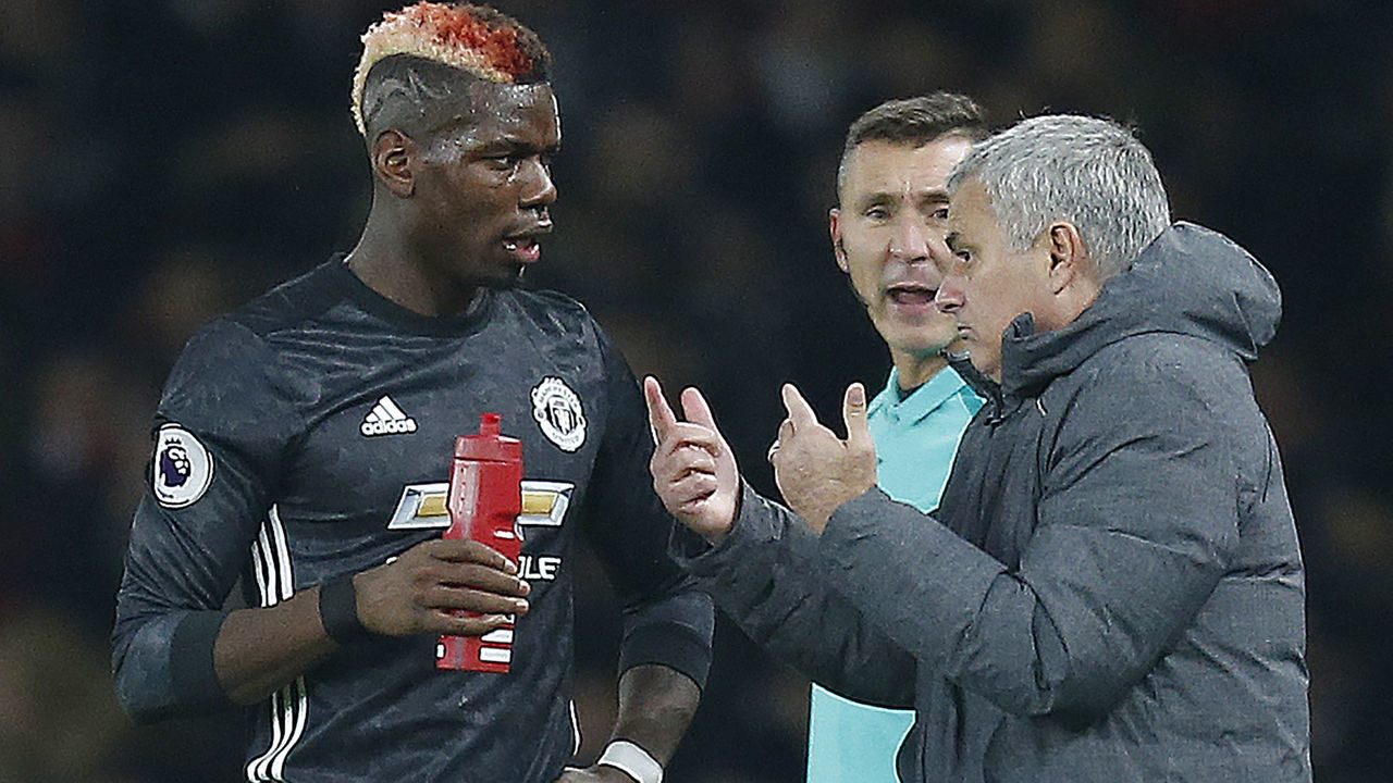 Manchester United's Portuguese manager Jose Mourinho (R) talks with Manchester United's French midfielder Paul Pogba during the English Premier League football match between Arsenal and Manchester United at the Emirates Stadium in London on December 2, 2017. / AFP PHOTO / IKIMAGES / Ian KINGTON / RESTRICTED TO EDITORIAL USE. No use with unauthorized audio, video, data, fixture lists, club/league logos or 'live' services. Online in-match use limited to 45 images, no video emulation. No use in betting, games or single club/league/player publications.