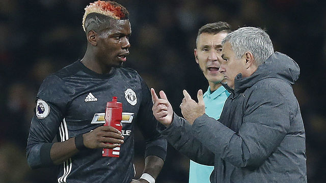 Manchester United's Portuguese manager Jose Mourinho (R) talks with Manchester United's French midfielder Paul Pogba during the English Premier League football match between Arsenal and Manchester United at the Emirates Stadium in London on December 2, 2017. / AFP PHOTO / IKIMAGES / Ian KINGTON / RESTRICTED TO EDITORIAL USE. No use with unauthorized audio, video, data, fixture lists, club/league logos or 'live' services. Online in-match use limited to 45 images, no video emulation. No use in betting, games or single club/league/player publications.