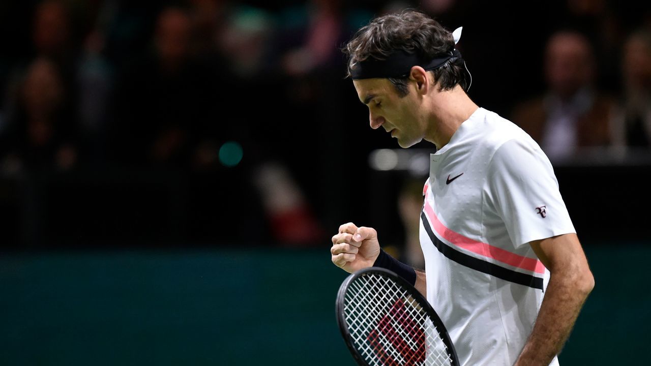 Switzerland's Roger Federer reacts after a point during his quarter-final singles tennis match against Netherlands Robin Haase for the ABN AMRO World Tennis Tournament in Rotterdam on February 16, 2018. / AFP PHOTO / JOHN THYS