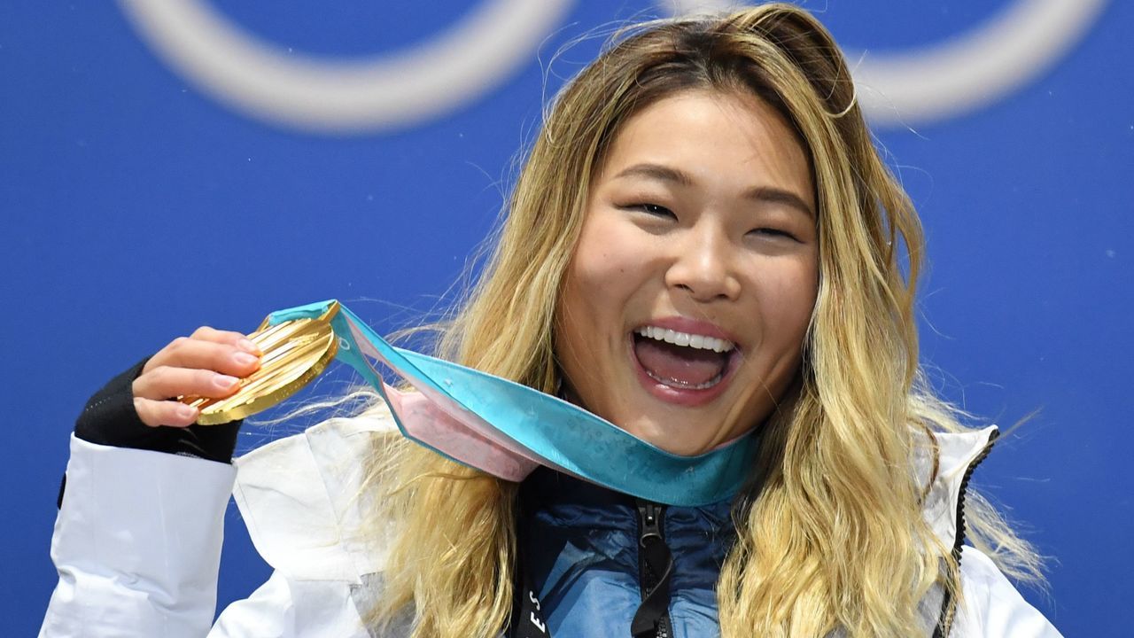TOPSHOT - USA's gold medallist Chloe Kim poses on the podium during the medal ceremony for the snowboard women's Halfpipe at the Pyeongchang Medals Plaza during the Pyeongchang 2018 Winter Olympic Games in Pyeongchang on February 13, 2018. / AFP PHOTO / Kirill KUDRYAVTSEV