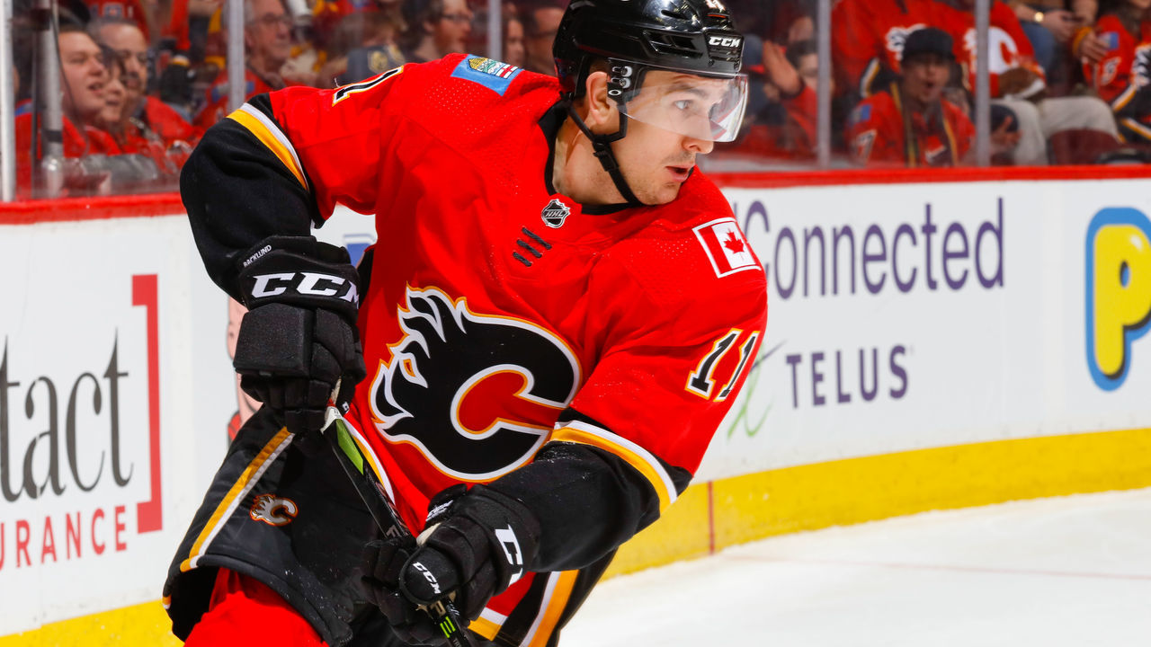 CALGARY, AB - JANUARY 30: Mikael Backlund #11 of the Calgary Flames in an NHL game on January 30, 2018 at the Scotiabank Saddledome in Calgary, Alberta, Canada.