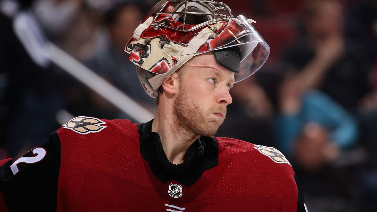 GLENDALE, AZ - JANUARY 16: Goaltender Antti Raanta #32 of the Arizona Coyotes during the second period of the NHL game against the San Jose Sharks at Gila River Arena on January 16, 2018 in Glendale, Arizona.